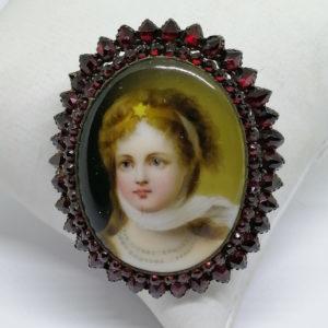 broche en pomponne avec porcelaine peinte et srtie de rangs de grenats naturels, vers 1880.